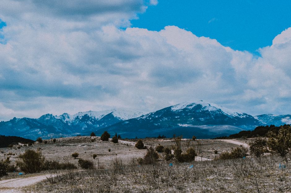 Cumbres nevadas de la sierra de Madrid bajo cielo azul