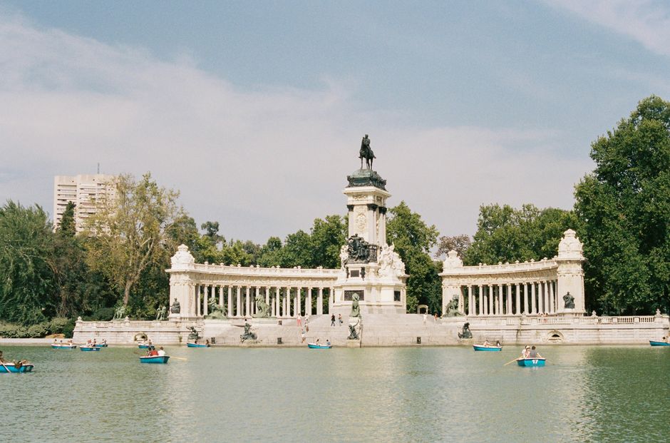 Barcas frente al monumento a Alfonso XII en el estanque del Retiro, Madrid